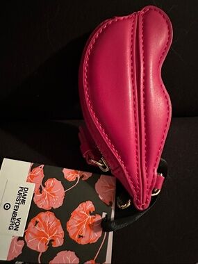 Diane Von Furstenberg X Target collab
Lip shaped mini coin pouch.